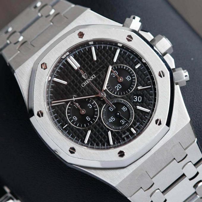 Montre Chronographe Royale CH – Élégance et Performance au Poignet