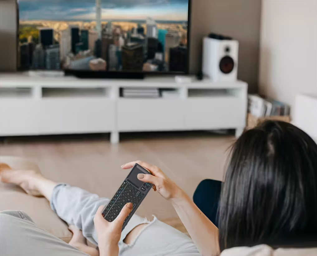 Clavier Sans Fil 2.4G avec Rétroéclairage 7 Couleurs 🌈 – Pavé Tactile, Souris & Lampe Torche Intégrée, Parfait pour PC, Ordinateur Portable & Smart TV Box